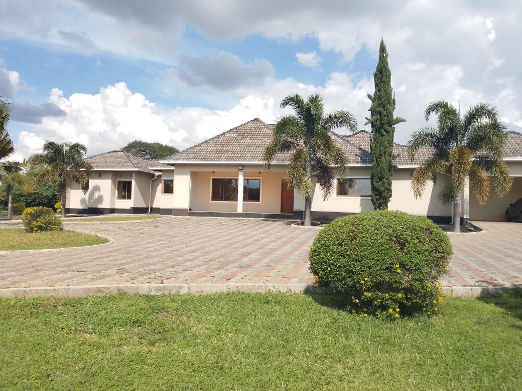 4 bedrooms standalone house sitting on 4 acre's road frontage in Lusaka west 7070 ring road near harvest filling station