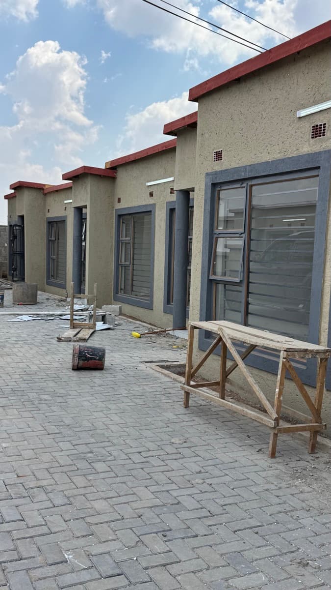 1 bedroom flat in a secure complex to call 0978091790