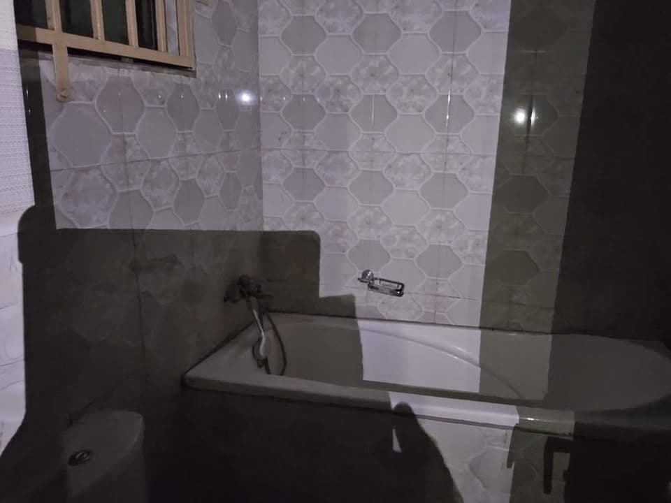 Flat for rent A three bedroomed flat in Foxdale off Unik road in a wall fence with electric wire up