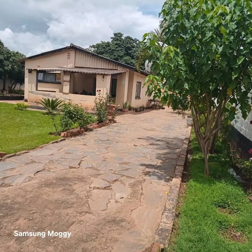 House for sale in Woodlands House for sale in Woodlands Main House and 2bedroom flat *2 Big yard