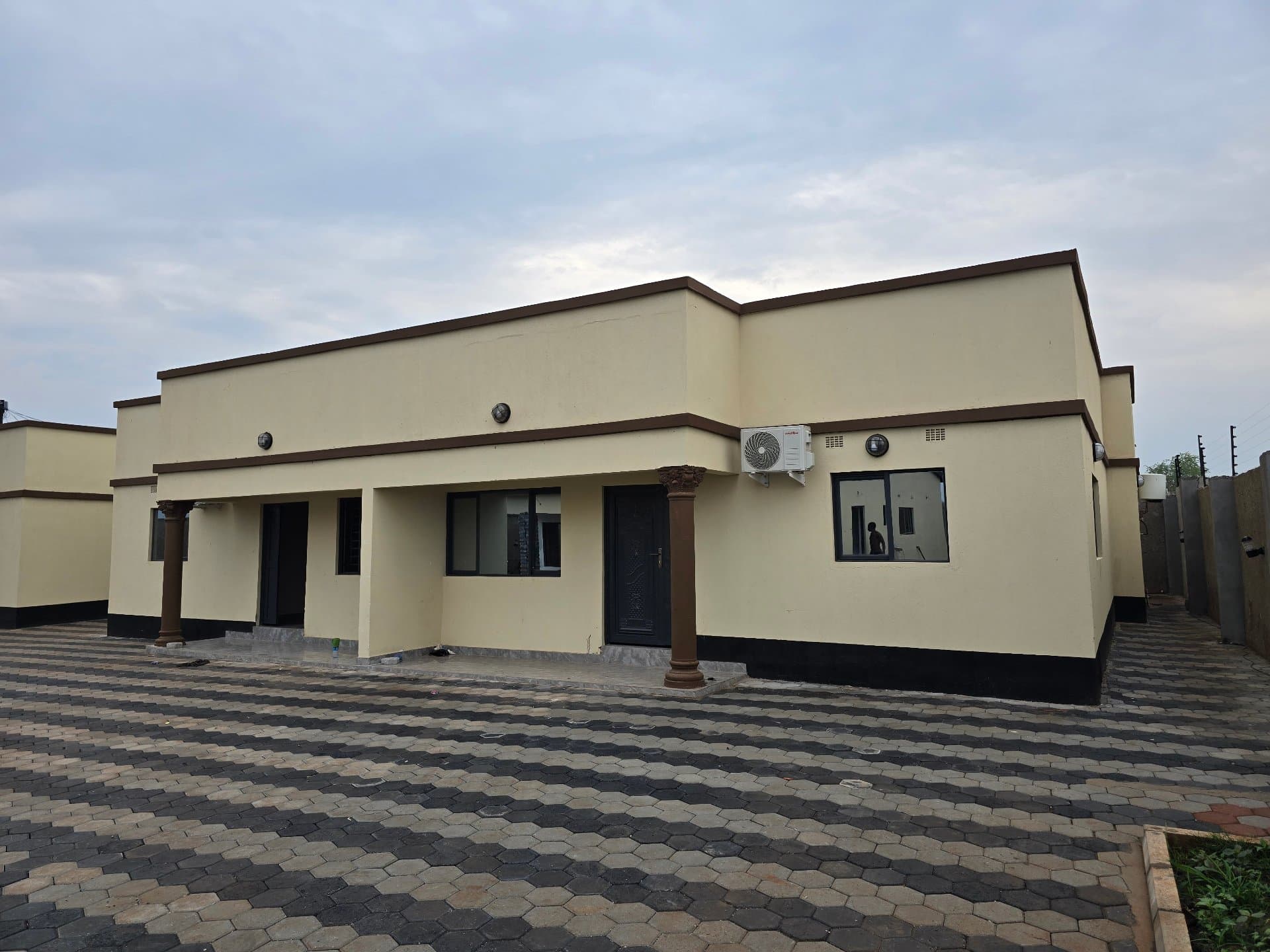 Beautiful 2bedrooms flats for rent in 9miles AM Motors Area