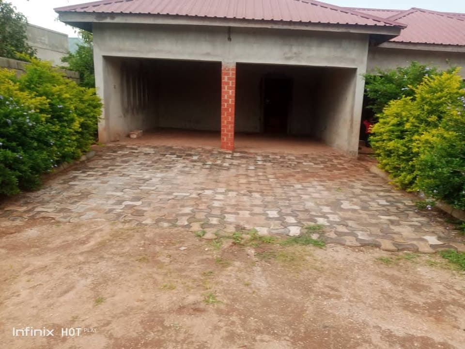 House for sale in 10 miles QUICK SALE IN LUSAKA 6 bedrooms house for sale In 10 miles with a garage