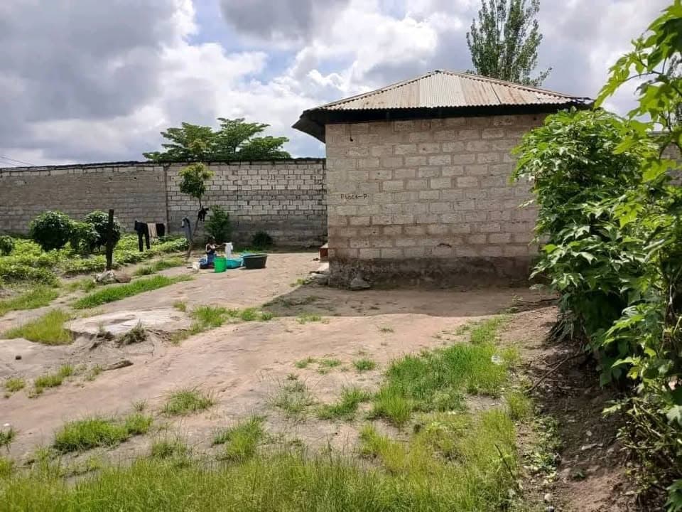 House for sale in mungwi Road Quick sale 3 Roomed house with a big space for flats in mungwi Road