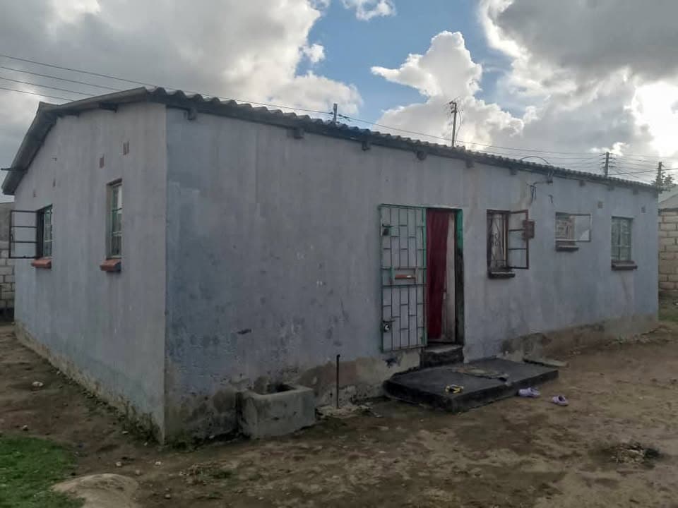 House for sale in makeni 3rooms house plus 2rooms by 2 doors for sale in makeni near st Monica on