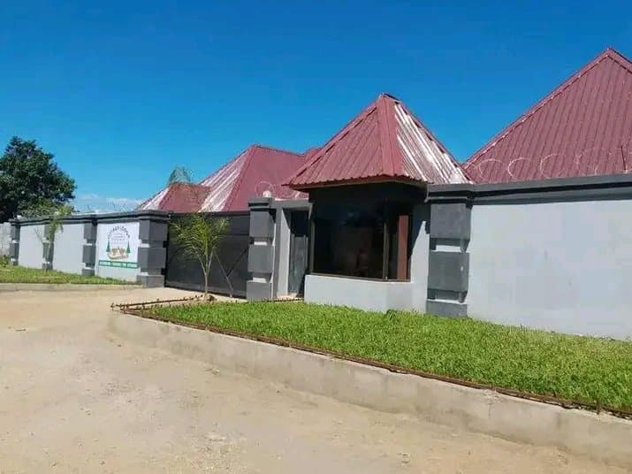 NEWLY BUILT LUXURY LODGE FOR SALE – CHONGWE